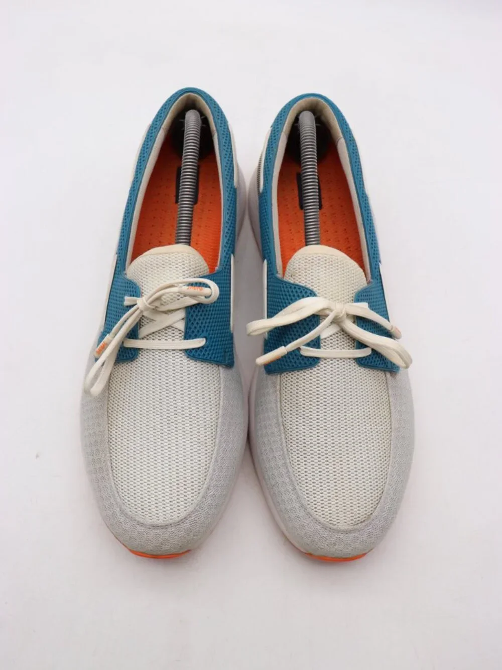Swims breeze wave